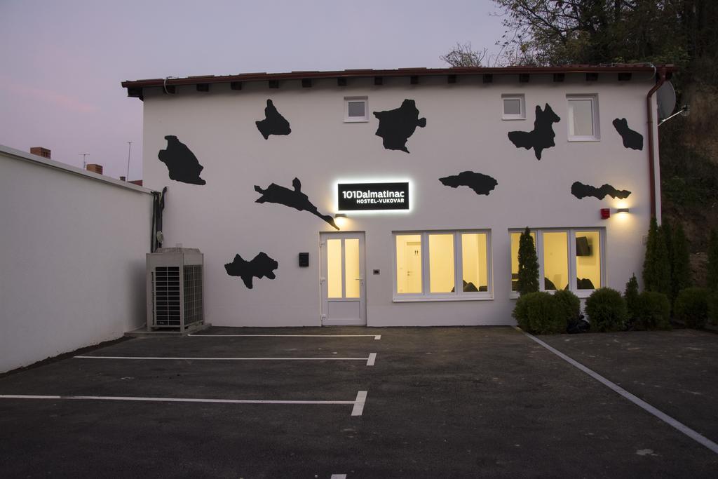 Hostel 101 Dalmatinac ヴコヴァル エクステリア 写真